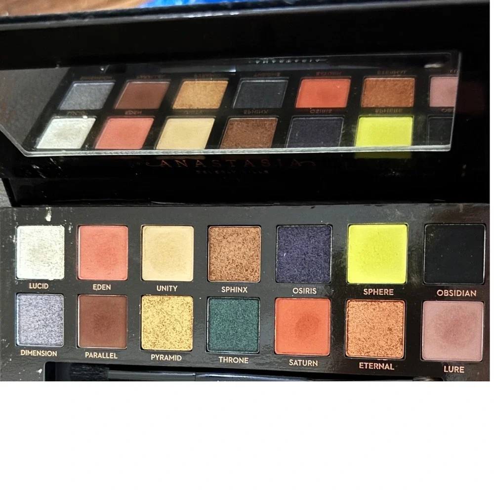 Anastasia Beverly Hills Prism palette with brush